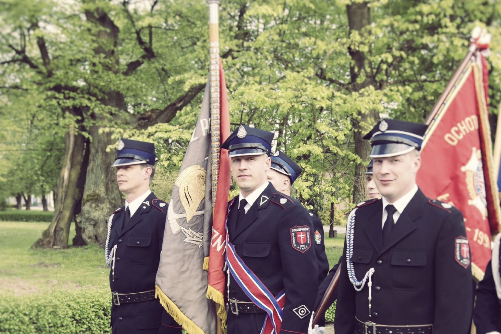 Strażacy ochotnicy ze sztandarem